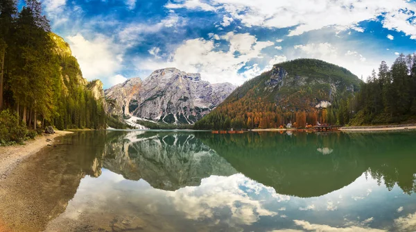 在意大利苏蒂罗尔 多洛米特山森林小道的布赖斯湖 布利斯湖也被称为拉戈迪布利斯 湖被森林所包围 森林以风景秀丽的远足小径而闻名 — 图库照片