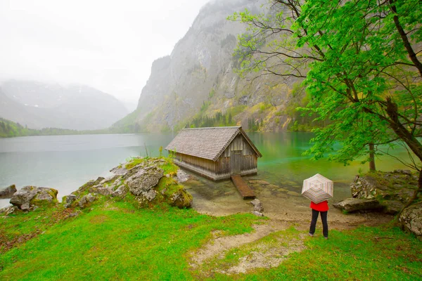 Yazın güneşli bir günde, Bavyera, Almanya 'da Berchtesgadener Toprakları' nda ünlü Obersee Gölü kıyılarındaki geleneksel ahşap tekne evinin güzel manzarası.