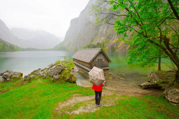 Yazın güneşli bir günde, Bavyera, Almanya 'da Berchtesgadener Toprakları' nda ünlü Obersee Gölü kıyılarındaki geleneksel ahşap tekne evinin güzel manzarası.