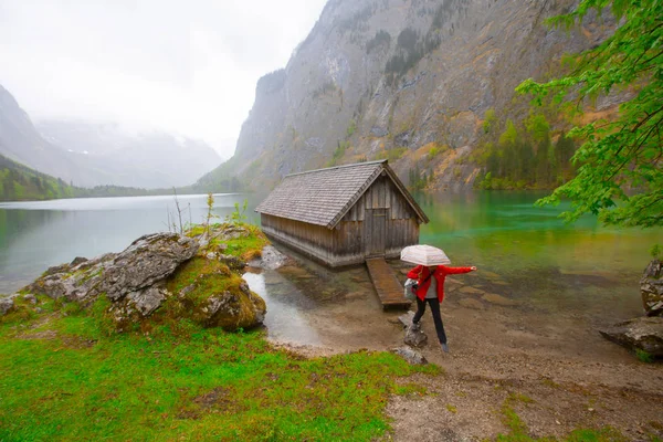 Yazın güneşli bir günde, Bavyera, Almanya 'da Berchtesgadener Toprakları' nda ünlü Obersee Gölü kıyılarındaki geleneksel ahşap tekne evinin güzel manzarası.