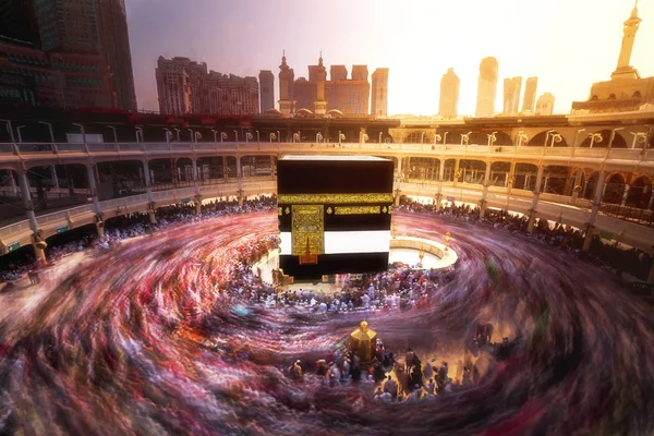 Dünyanın dört bir yanından gelen Müslüman hacılar, Suudi Arabistan'da Hac sırasında geceleri Kabe'yi geziyor. Hareket bulanıklığı yakalamak için uzun süre maruz kaldı.