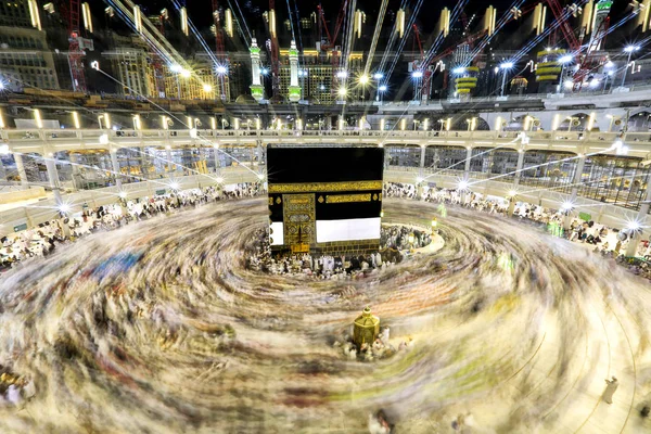 Dünyanın dört bir yanından gelen Müslüman hacılar, Suudi Arabistan'da Hac sırasında geceleri Kabe'yi geziyor. Hareket bulanıklığı yakalamak için uzun süre maruz kaldı.