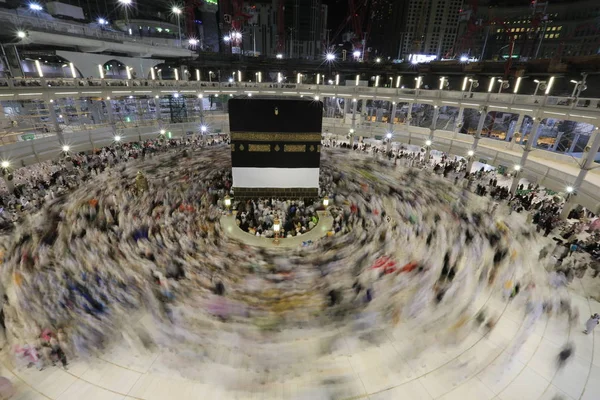 Muzulmán Zarándokok Világ Minden Tájáról Természetjárás Körül Kaaba Éjszaka Alatt — Stock Fotó