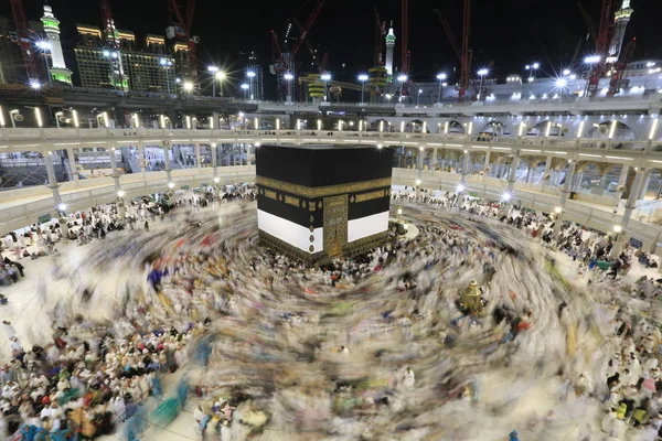 Dünyanın dört bir yanından gelen Müslüman hacılar, Suudi Arabistan'da Hac sırasında geceleri Kabe'yi geziyor. Hareket bulanıklığı yakalamak için uzun süre maruz kaldı.