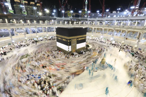Dünyanın dört bir yanından gelen Müslüman hacılar, Suudi Arabistan'da Hac sırasında geceleri Kabe'yi geziyor. Hareket bulanıklığı yakalamak için uzun süre maruz kaldı.