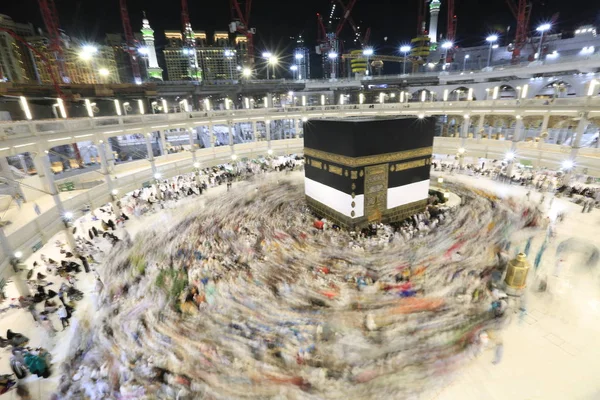 Dünyanın dört bir yanından gelen Müslüman hacılar, Suudi Arabistan'da Hac sırasında geceleri Kabe'yi geziyor. Hareket bulanıklığı yakalamak için uzun süre maruz kaldı.