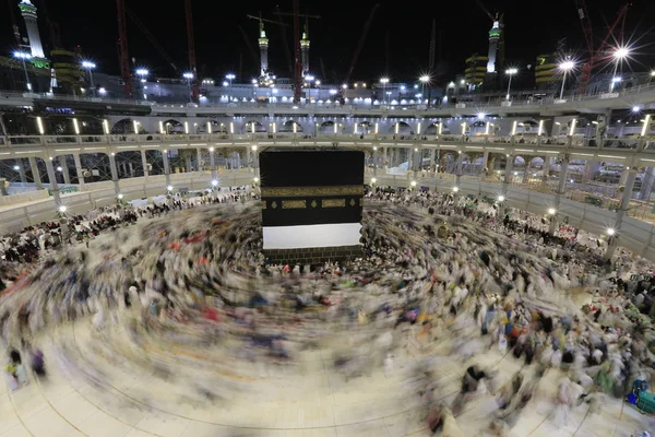 Dünyanın dört bir yanından gelen Müslüman hacılar, Suudi Arabistan'da Hac sırasında geceleri Kabe'yi geziyor. Hareket bulanıklığı yakalamak için uzun süre maruz kaldı.