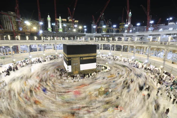 Dünyanın dört bir yanından gelen Müslüman hacılar, Suudi Arabistan'da Hac sırasında geceleri Kabe'yi geziyor. Hareket bulanıklığı yakalamak için uzun süre maruz kaldı.