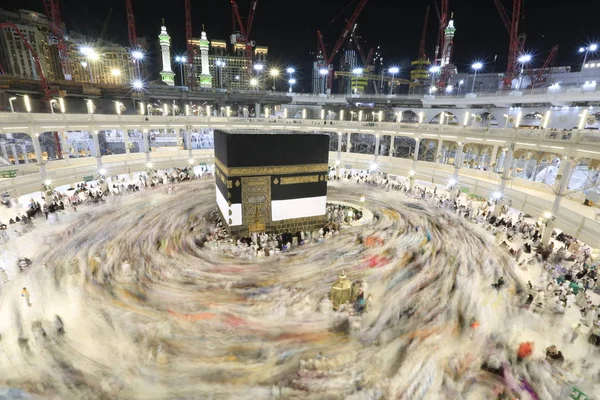 Dünyanın dört bir yanından gelen Müslüman hacılar, Suudi Arabistan'da Hac sırasında geceleri Kabe'yi geziyor. Hareket bulanıklığı yakalamak için uzun süre maruz kaldı.