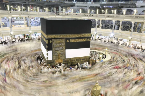 Muzulmán Zarándokok Világ Minden Tájáról Természetjárás Körül Kaaba Éjszaka Alatt — Stock Fotó