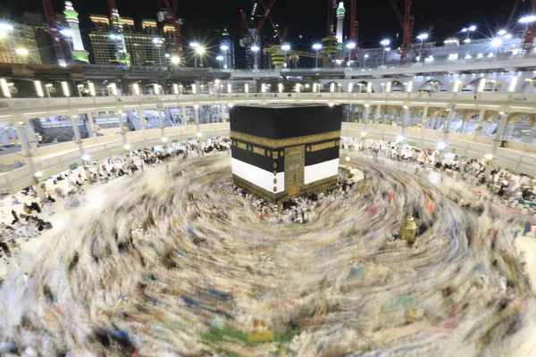 Dünyanın dört bir yanından gelen Müslüman hacılar, Suudi Arabistan'da Hac sırasında geceleri Kabe'yi geziyor. Hareket bulanıklığı yakalamak için uzun süre maruz kaldı.