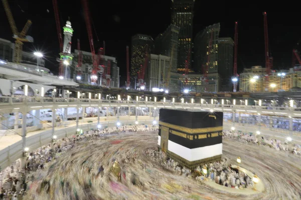 世界中からイスラム教徒の巡礼者は サウジアラビアのハッジの間に夜にカーバの周りをツアー モーション ブラーをキャプチャするために長く露出 — ストック写真