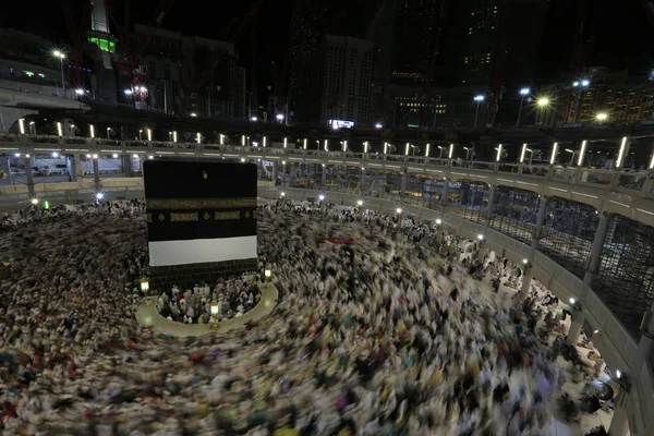 Des Pèlerins Musulmans Monde Entier Font Tour Kaaba Nuit Pendant — Photo