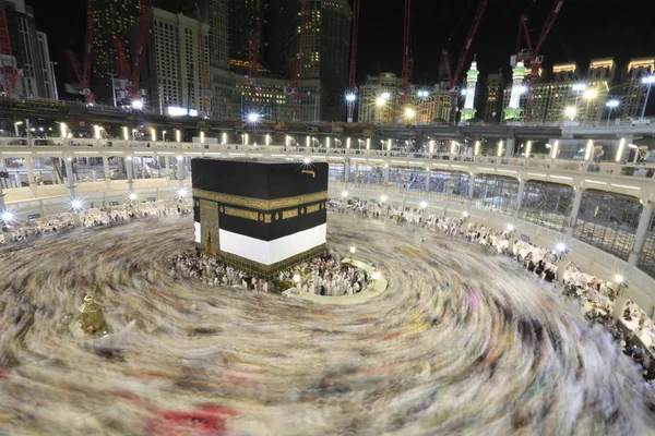 Dünyanın dört bir yanından gelen Müslüman hacılar, Suudi Arabistan'da Hac sırasında geceleri Kabe'yi geziyor. Hareket bulanıklığı yakalamak için uzun süre maruz kaldı.