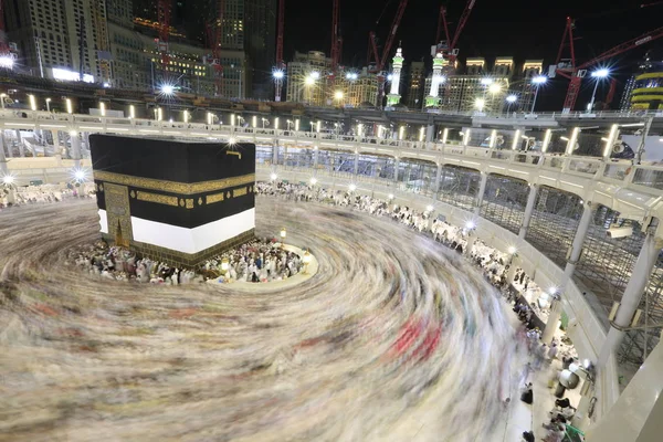 Dünyanın dört bir yanından gelen Müslüman hacılar, Suudi Arabistan'da Hac sırasında geceleri Kabe'yi geziyor. Hareket bulanıklığı yakalamak için uzun süre maruz kaldı.