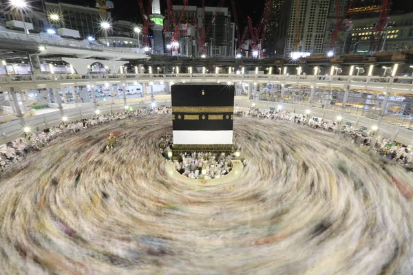 Dünyanın dört bir yanından gelen Müslüman hacılar, Suudi Arabistan'da Hac sırasında geceleri Kabe'yi geziyor. Hareket bulanıklığı yakalamak için uzun süre maruz kaldı.