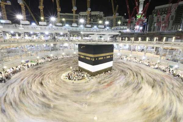 Dünyanın dört bir yanından gelen Müslüman hacılar, Suudi Arabistan'da Hac sırasında geceleri Kabe'yi geziyor. Hareket bulanıklığı yakalamak için uzun süre maruz kaldı.