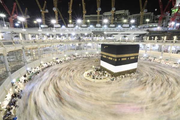Dünyanın dört bir yanından gelen Müslüman hacılar, Suudi Arabistan'da Hac sırasında geceleri Kabe'yi geziyor. Hareket bulanıklığı yakalamak için uzun süre maruz kaldı.