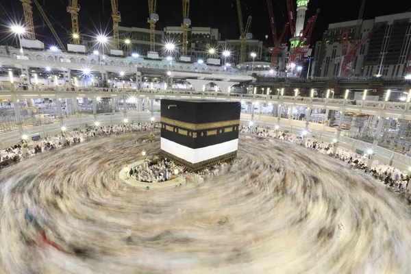 Dünyanın dört bir yanından gelen Müslüman hacılar, Suudi Arabistan'da Hac sırasında geceleri Kabe'yi geziyor. Hareket bulanıklığı yakalamak için uzun süre maruz kaldı.