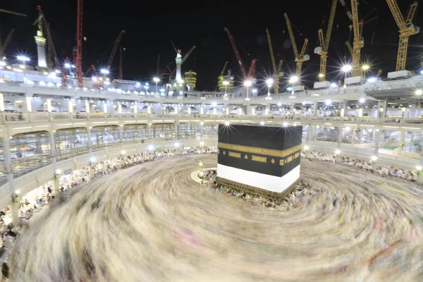 Dünyanın dört bir yanından gelen Müslüman hacılar, Suudi Arabistan'da Hac sırasında geceleri Kabe'yi geziyor. Hareket bulanıklığı yakalamak için uzun süre maruz kaldı.