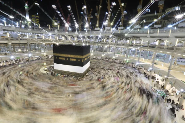 Muzulmán Zarándokok Világ Minden Tájáról Természetjárás Körül Kaaba Éjszaka Alatt — Stock Fotó
