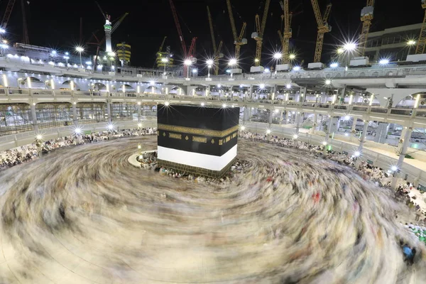 世界中からイスラム教徒の巡礼者は サウジアラビアのハッジの間に夜にカーバの周りをツアー モーション ブラーをキャプチャするために長く露出 — ストック写真