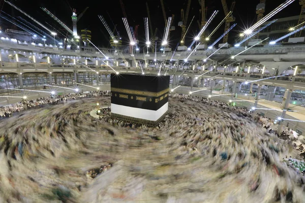 穆斯林朝圣者 来自世界各地的 在沙特阿拉伯朝圣期间 晚上在卡巴周围游览 曝光长以捕捉运动模糊 — 图库照片