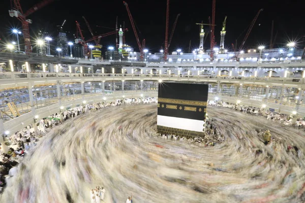 Muzulmán Zarándokok Világ Minden Tájáról Természetjárás Körül Kaaba Éjszaka Alatt — Stock Fotó