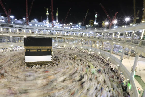 Dünyanın dört bir yanından gelen Müslüman hacılar, Suudi Arabistan'da Hac sırasında geceleri Kabe'yi geziyor. Hareket bulanıklığı yakalamak için uzun süre maruz kaldı.