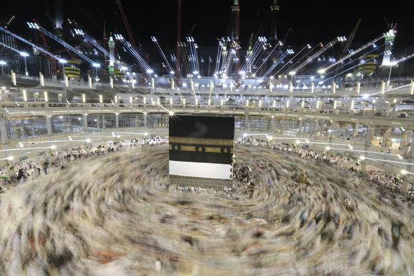 Dünyanın dört bir yanından gelen Müslüman hacılar, Suudi Arabistan'da Hac sırasında geceleri Kabe'yi geziyor. Hareket bulanıklığı yakalamak için uzun süre maruz kaldı.