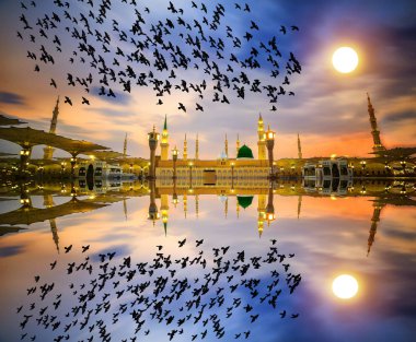 Mescid Nabawi veya Nabawi Camii Peygamber Medine'de (City Lights), Suudi Arabistan. Nabawi Camii Haram Camii (Mekke, Suudi Arabistan'Islam ' ın ikinci en kutsal Camii peşinde).