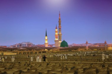 Mescid Nabawi veya Nabawi Camii Peygamber Medine'de (City Lights), Suudi Arabistan. Nabawi Camii Haram Camii (Mekke, Suudi Arabistan'Islam ' ın ikinci en kutsal Camii peşinde).