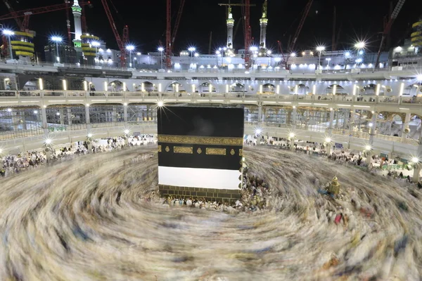 Dünyanın dört bir yanından gelen Müslüman hacılar, Suudi Arabistan'da Hac sırasında geceleri Kabe'yi geziyor. Hareket bulanıklığı yakalamak için uzun süre maruz kaldı.