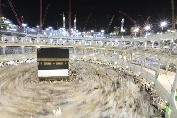 Dünyanın dört bir yanından gelen Müslüman hacılar, Suudi Arabistan'da Hac sırasında geceleri Kabe'yi geziyor. Hareket bulanıklığı yakalamak için uzun süre maruz kaldı.
