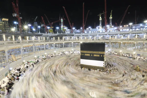 Dünyanın dört bir yanından gelen Müslüman hacılar, Suudi Arabistan'da Hac sırasında geceleri Kabe'yi geziyor. Hareket bulanıklığı yakalamak için uzun süre maruz kaldı.