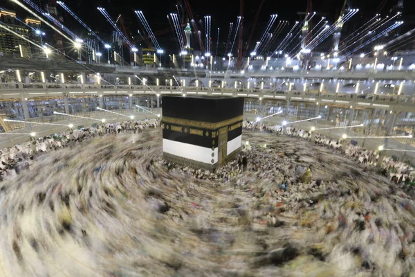 Dünyanın dört bir yanından gelen Müslüman hacılar, Suudi Arabistan'da Hac sırasında geceleri Kabe'yi geziyor. Hareket bulanıklığı yakalamak için uzun süre maruz kaldı.