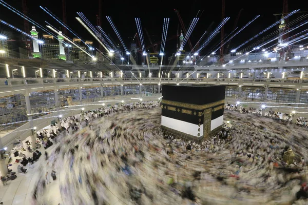 Dünyanın dört bir yanından gelen Müslüman hacılar, Suudi Arabistan'da Hac sırasında geceleri Kabe'yi geziyor. Hareket bulanıklığı yakalamak için uzun süre maruz kaldı.