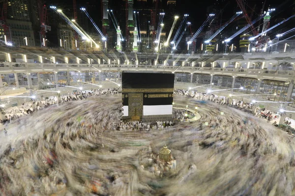 Dünyanın dört bir yanından gelen Müslüman hacılar, Suudi Arabistan'da Hac sırasında geceleri Kabe'yi geziyor. Hareket bulanıklığı yakalamak için uzun süre maruz kaldı.