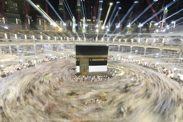 Muzulmán Zarándokok Világ Minden Tájáról Természetjárás Körül Kaaba Éjszaka Alatt — Stock Fotó