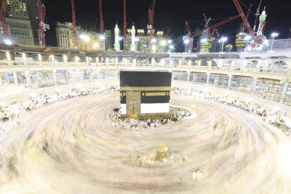 Dünyanın dört bir yanından gelen Müslüman hacılar, Suudi Arabistan'da Hac sırasında geceleri Kabe'yi geziyor. Hareket bulanıklığı yakalamak için uzun süre maruz kaldı.