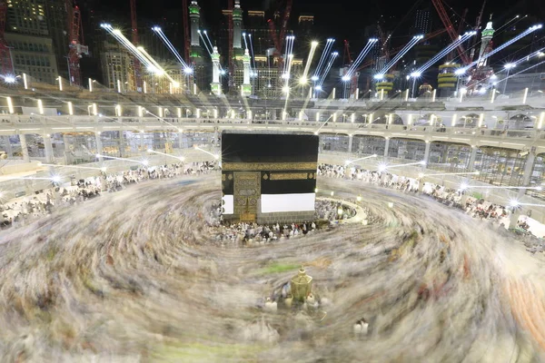 Muzulmán Zarándokok Világ Minden Tájáról Természetjárás Körül Kaaba Éjszaka Alatt — Stock Fotó