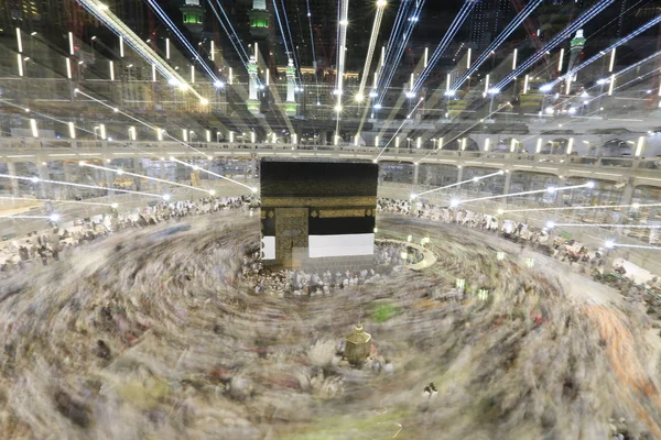 Dünyanın dört bir yanından gelen Müslüman hacılar, Suudi Arabistan'da Hac sırasında geceleri Kabe'yi geziyor. Hareket bulanıklığı yakalamak için uzun süre maruz kaldı.