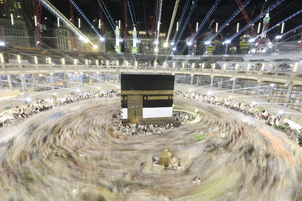 Dünyanın dört bir yanından gelen Müslüman hacılar, Suudi Arabistan'da Hac sırasında geceleri Kabe'yi geziyor. Hareket bulanıklığı yakalamak için uzun süre maruz kaldı.