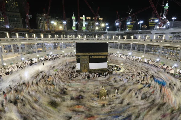Dünyanın dört bir yanından gelen Müslüman hacılar, Suudi Arabistan'da Hac sırasında geceleri Kabe'yi geziyor. Hareket bulanıklığı yakalamak için uzun süre maruz kaldı.