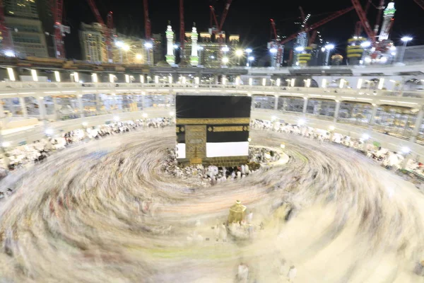 Dünyanın dört bir yanından gelen Müslüman hacılar, Suudi Arabistan'da Hac sırasında geceleri Kabe'yi geziyor. Hareket bulanıklığı yakalamak için uzun süre maruz kaldı.