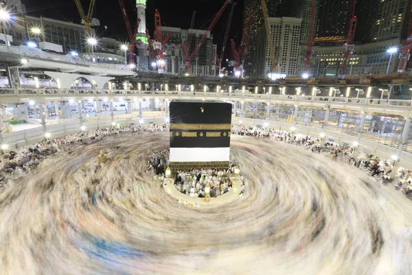 Dünyanın dört bir yanından gelen Müslüman hacılar, Suudi Arabistan'da Hac sırasında geceleri Kabe'yi geziyor. Hareket bulanıklığı yakalamak için uzun süre maruz kaldı.