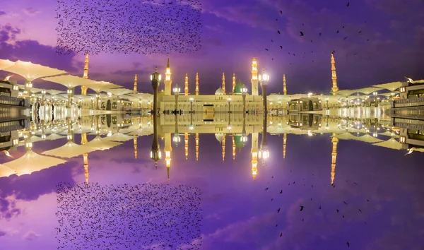 Mescid Nabawi veya Nabawi Camii Peygamber Medine'de (City Lights), Suudi Arabistan. Nabawi Camii Haram Camii (Mekke, Suudi Arabistan'Islam ' ın ikinci en kutsal Camii peşinde).