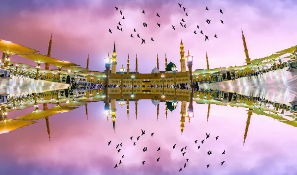 Mescid Nabawi veya Nabawi Camii Peygamber Medine'de (City Lights), Suudi Arabistan. Nabawi Camii Haram Camii (Mekke, Suudi Arabistan'Islam ' ın ikinci en kutsal Camii peşinde).