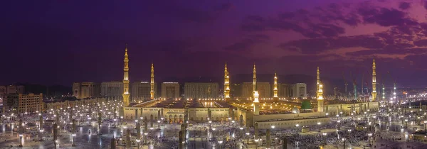Mescid Nabawi veya Nabawi Camii Peygamber Medine'de (City Lights), Suudi Arabistan. Nabawi Camii Haram Camii (Mekke, Suudi Arabistan'Islam ' ın ikinci en kutsal Camii peşinde).