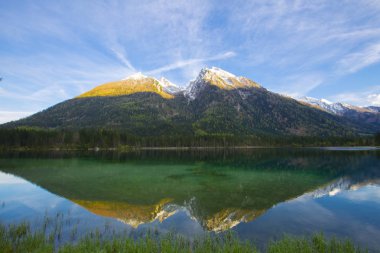 Hintersee Gölü'nün güzel sonbahar sahnesi. Avusturya sınırında Bavyera Alpleri renkli sabah görünümü, Almanya, Avrupa. Doğa kavramı arka plan güzelliği.